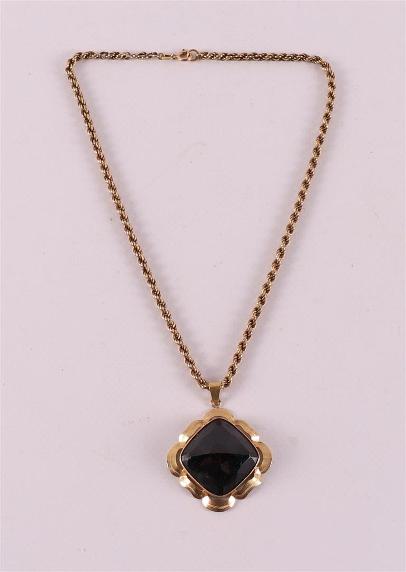 A 14 kt yellow gold necklace on a ditto gold square pendant, set with garnet.