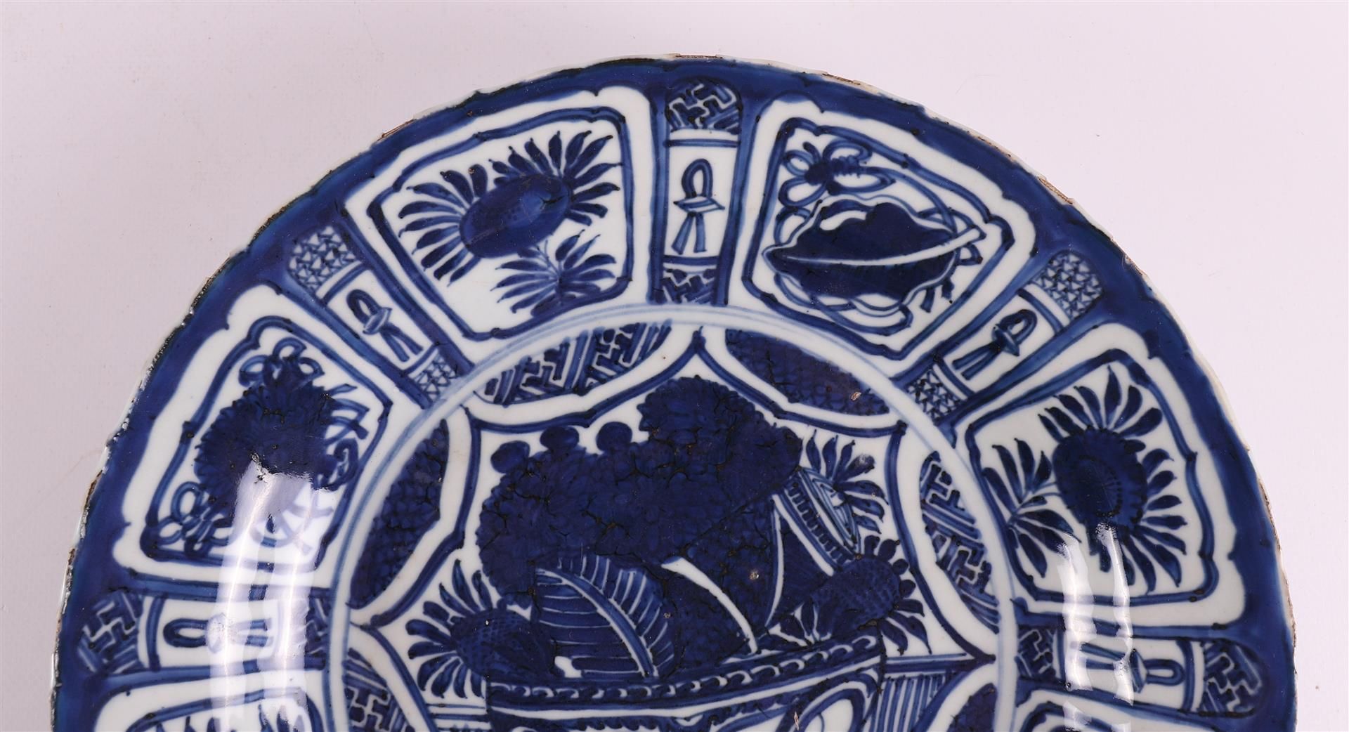 A blue/white porcelain 'kraak' dish, China, Wanli, around 1600. - Image 3 of 7