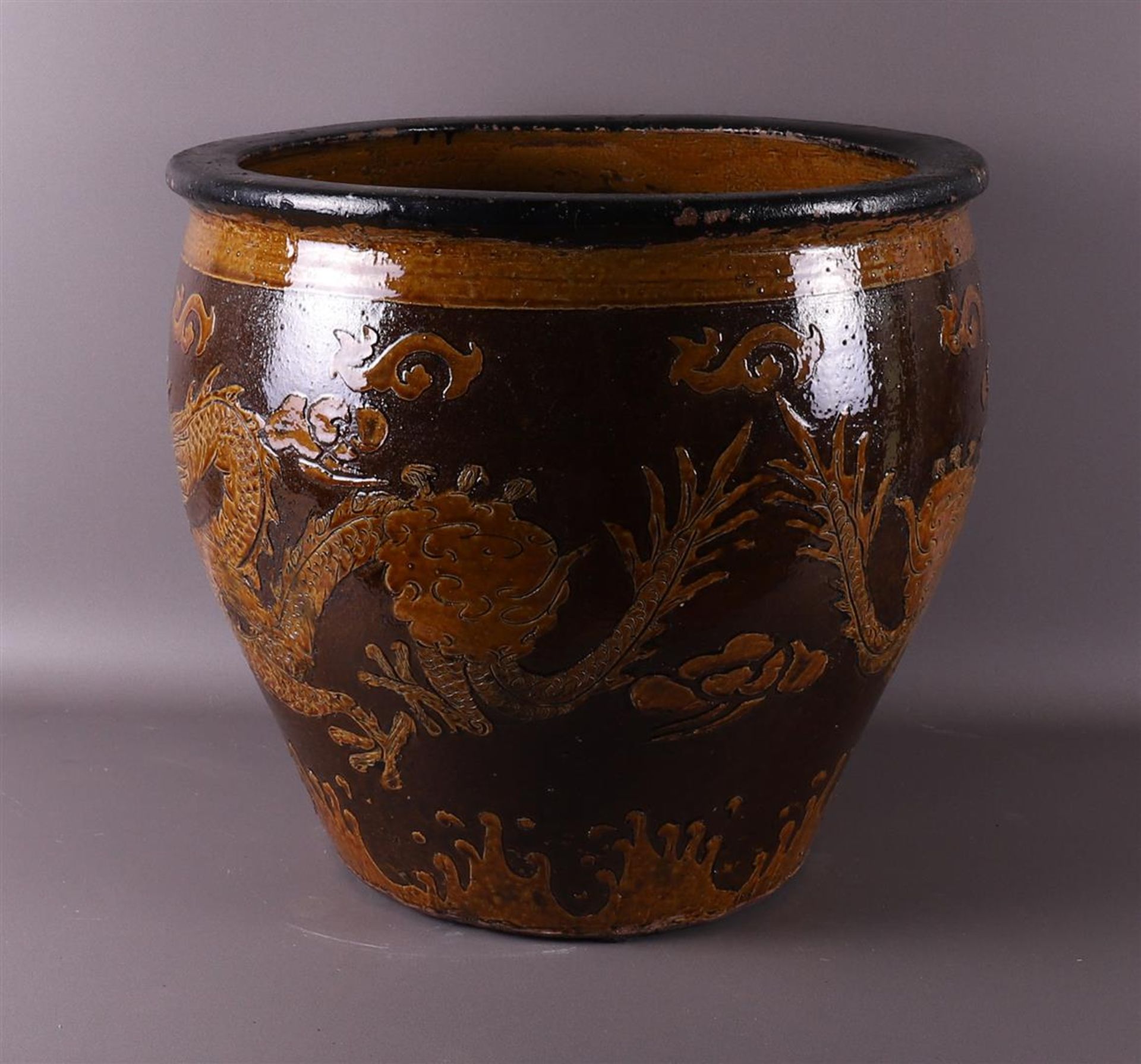 A stoneware cachepot, China 19th century. - Image 2 of 6