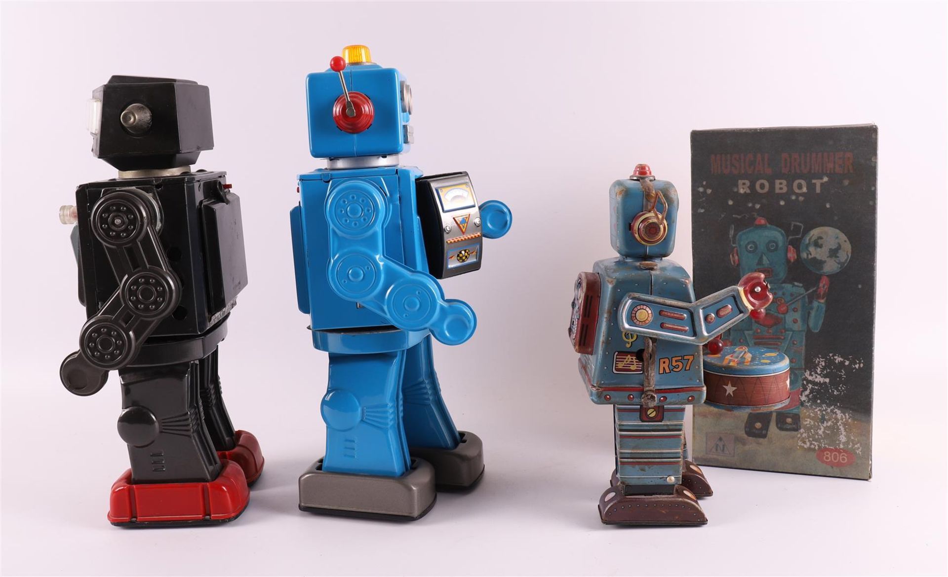 Four various toy robots, including in original box, including from the 70s. - Image 3 of 5