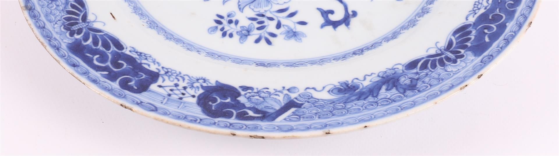 A blue/white porcelain double plate, China, Qianlong, 1st half 18th century. - Image 4 of 6