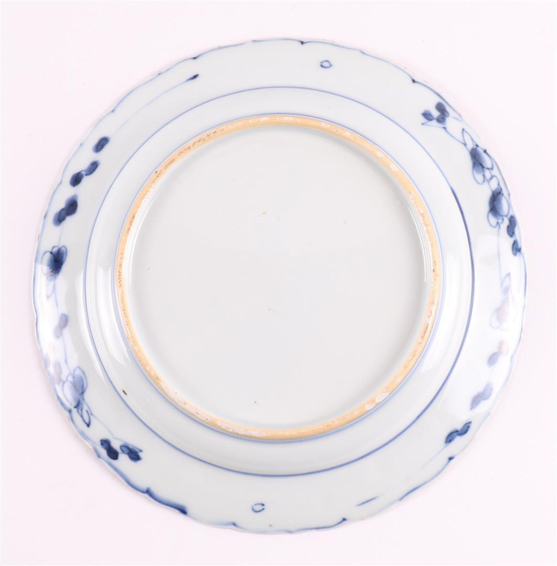 A blue/white porcelain contoured plate, China, 2nd half of the 17th century. - Image 5 of 7