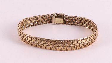 A 14 kt 585/1000 gold gourmet bracelet.