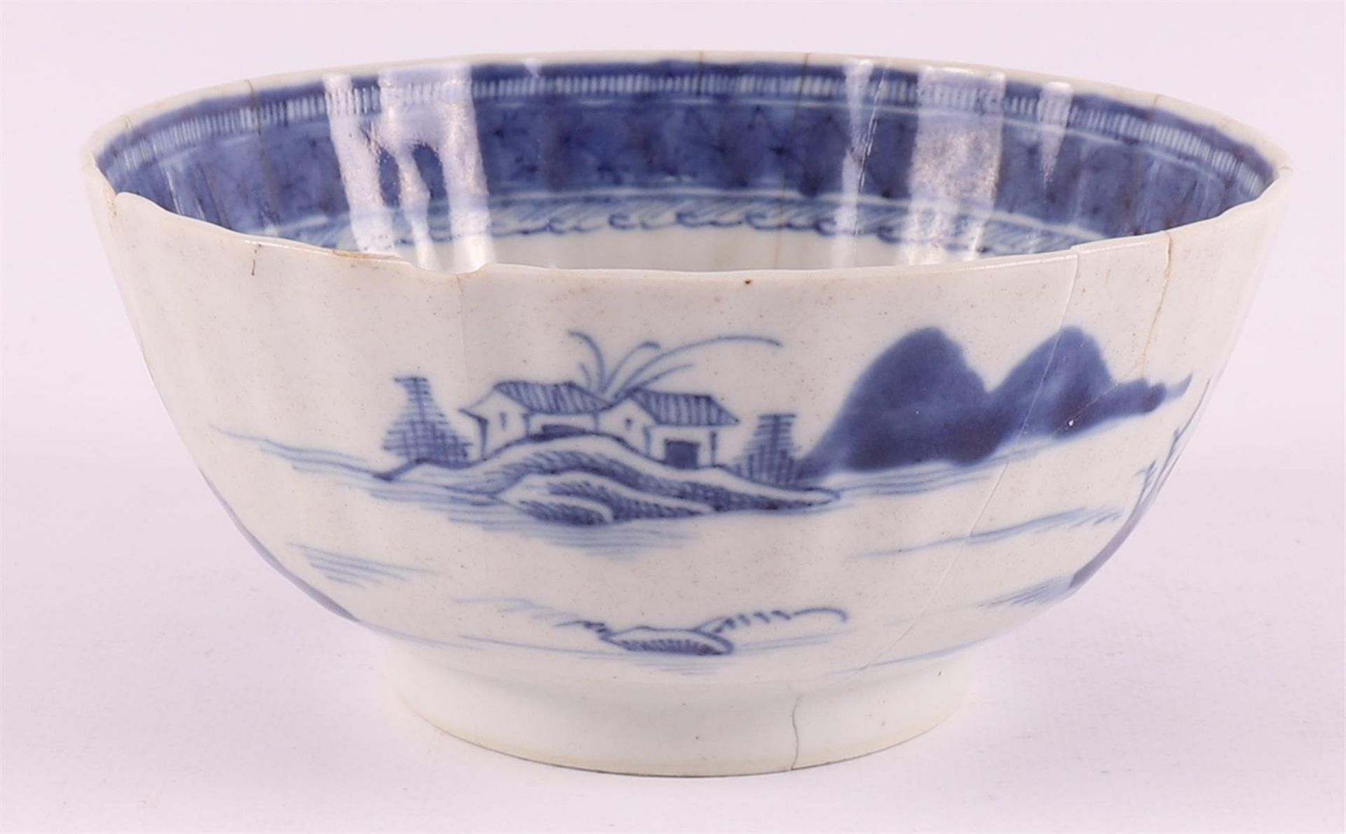 A lot of various Chinese porcelain bowls, China, 18th century - Image 18 of 25