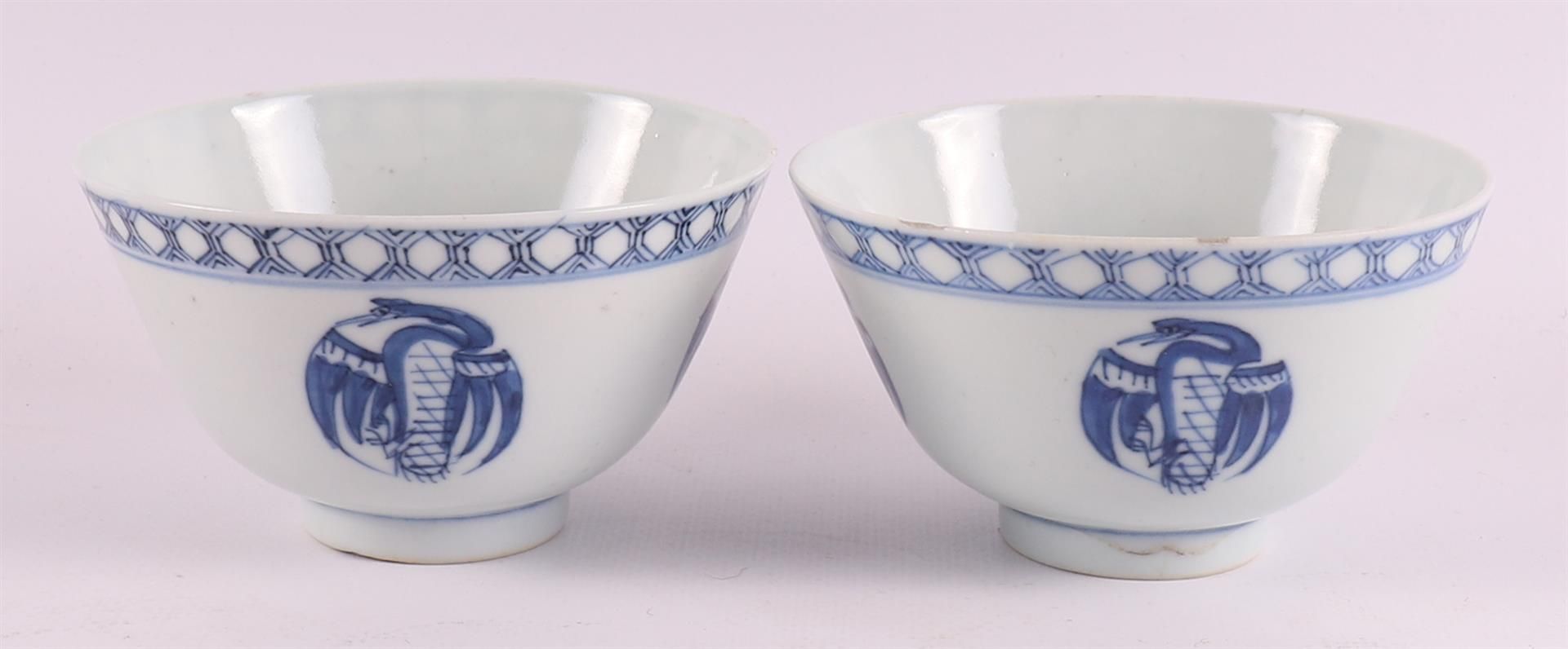 A pair of blue/white porcelain bowls on a stand, China, early 20th century. - Image 3 of 8