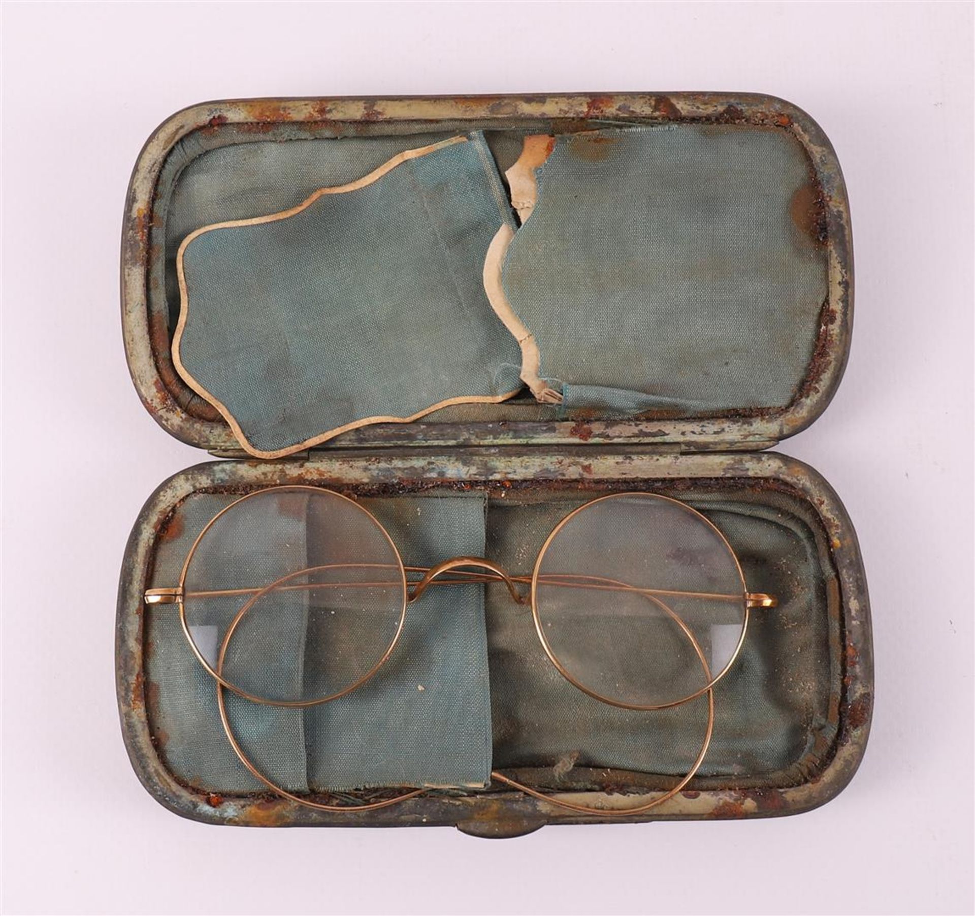 A tortoiseshell glasses case and cigar case, around 1900. - Image 2 of 3