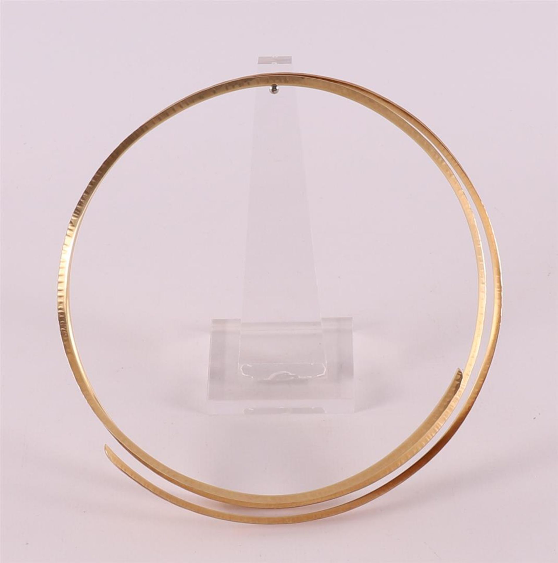 A round spiral matted 14 kt 585/1000 yellow gold choker. - Image 2 of 4