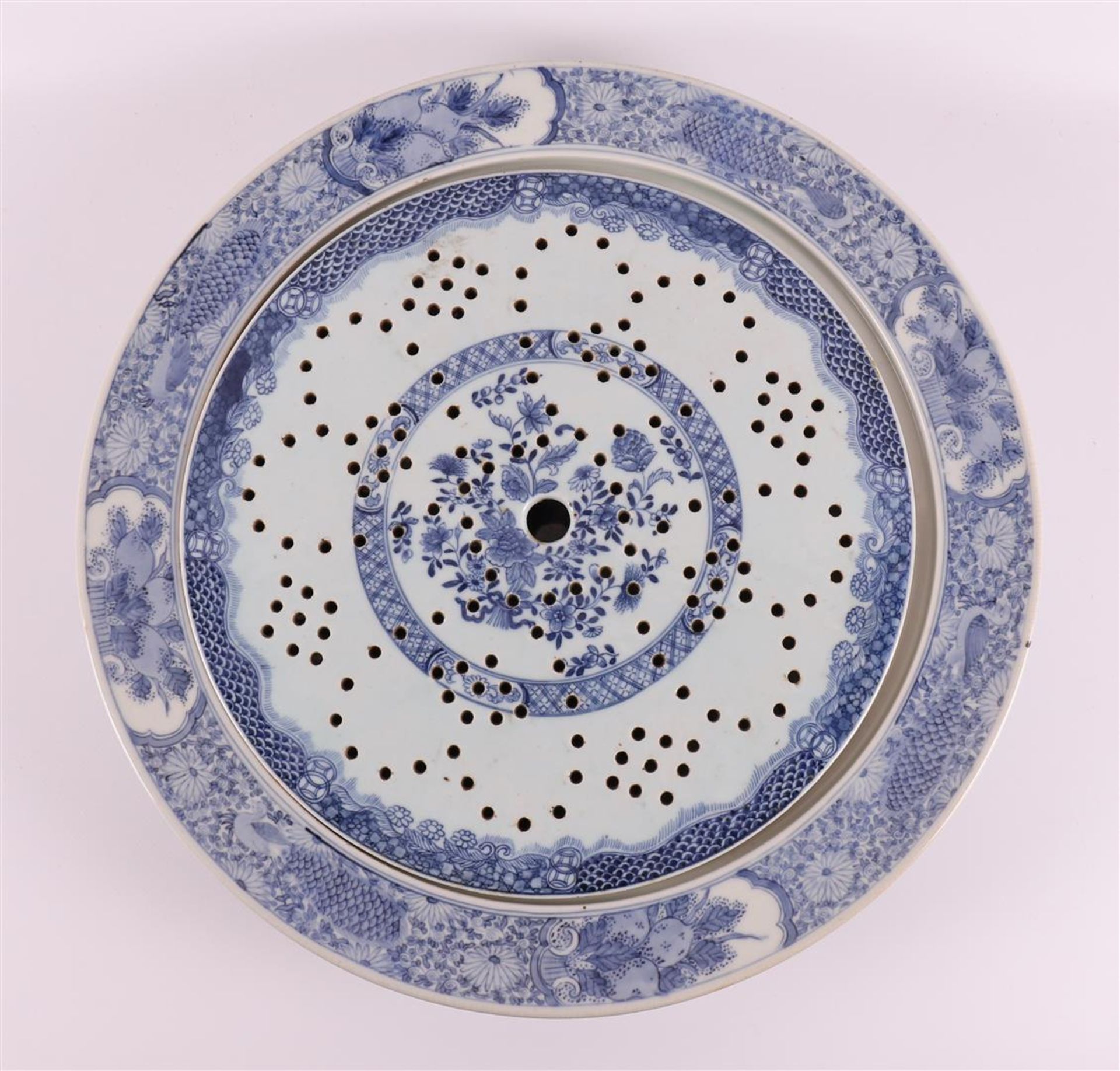 A blue/white porcelain dish with tripod, China, Qianlong, 2nd half of the 18th c - Image 2 of 8