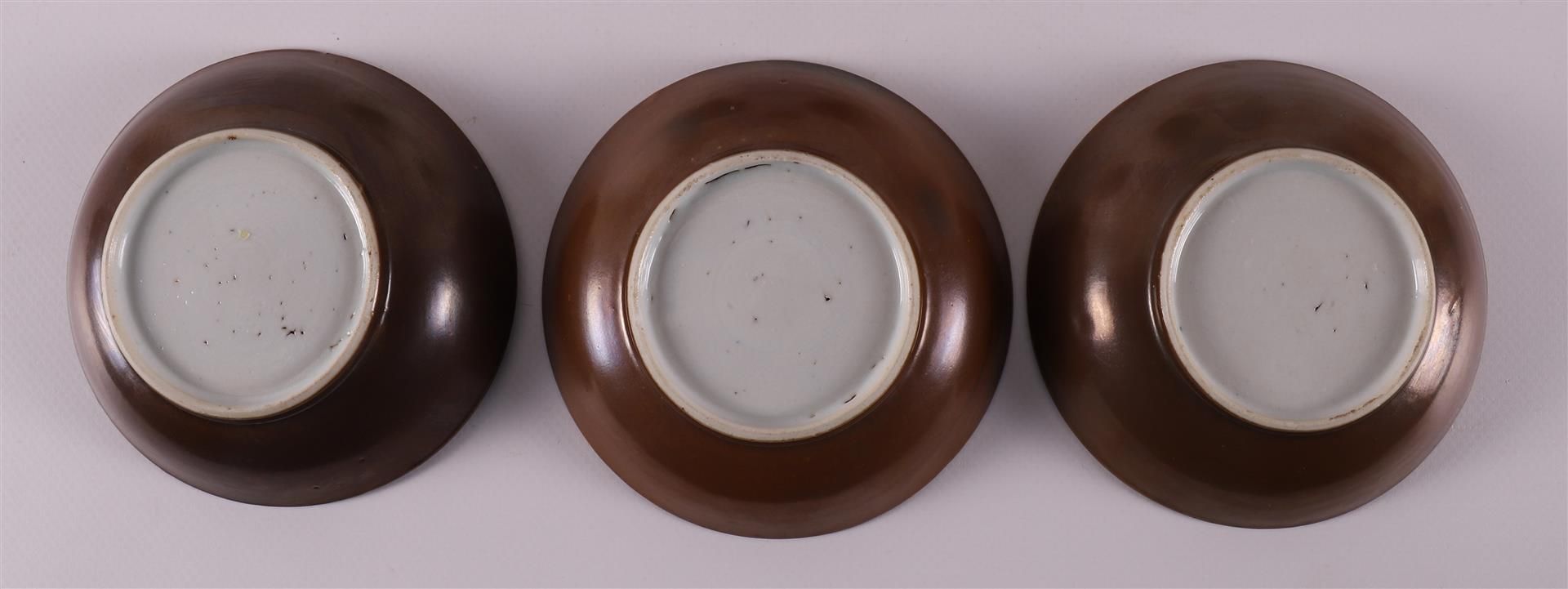 Three famille rose cups and saucers on capucine ground, China, Qianlong, 18th ce - Bild 3 aus 9