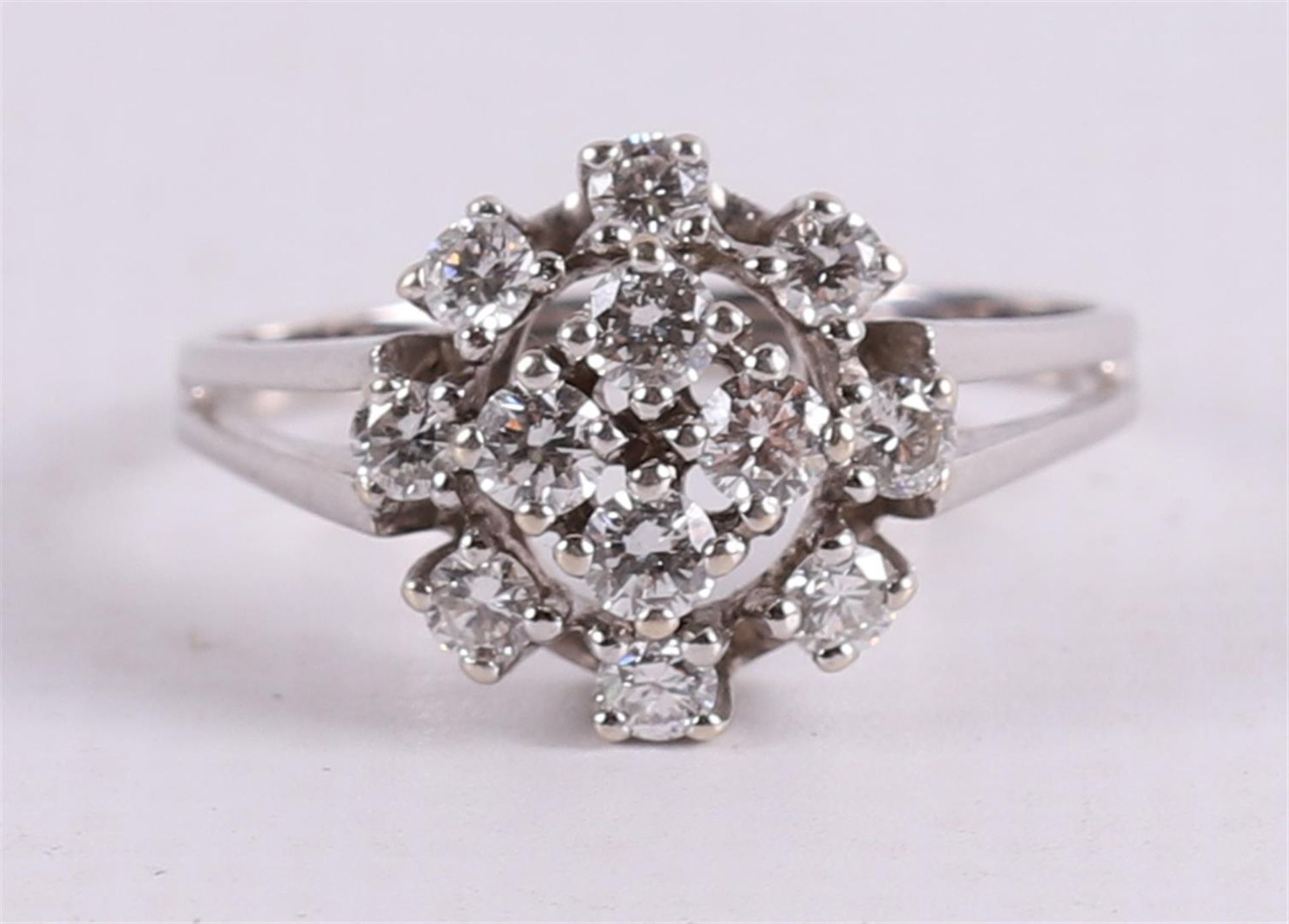 A 14 kt 585/1000 white gold entourage ring, set with twelve diamonds. - Image 2 of 3