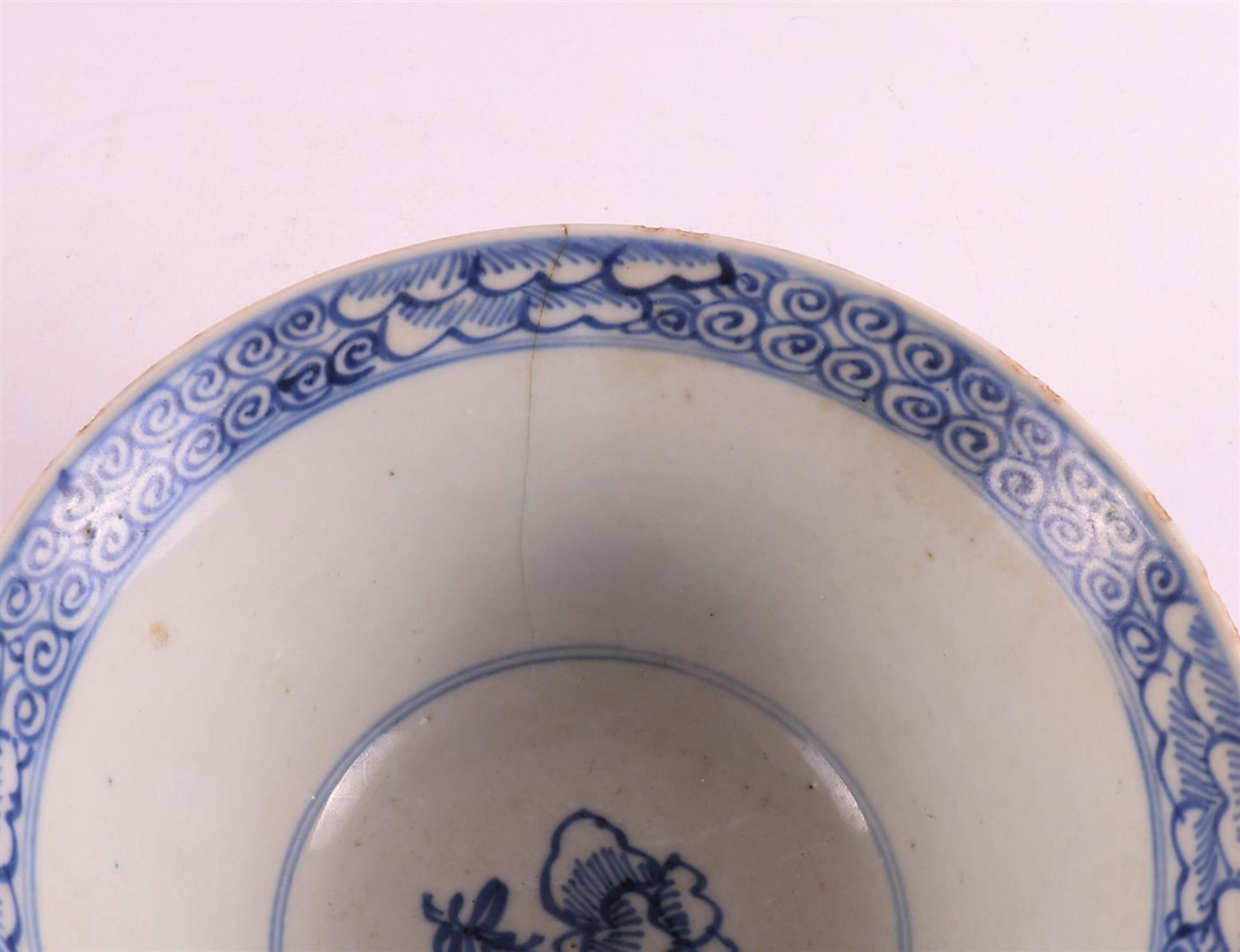 A blue/white porcelain bowl on stand ring, China, Kangxi style, 19th century. - Bild 9 aus 12