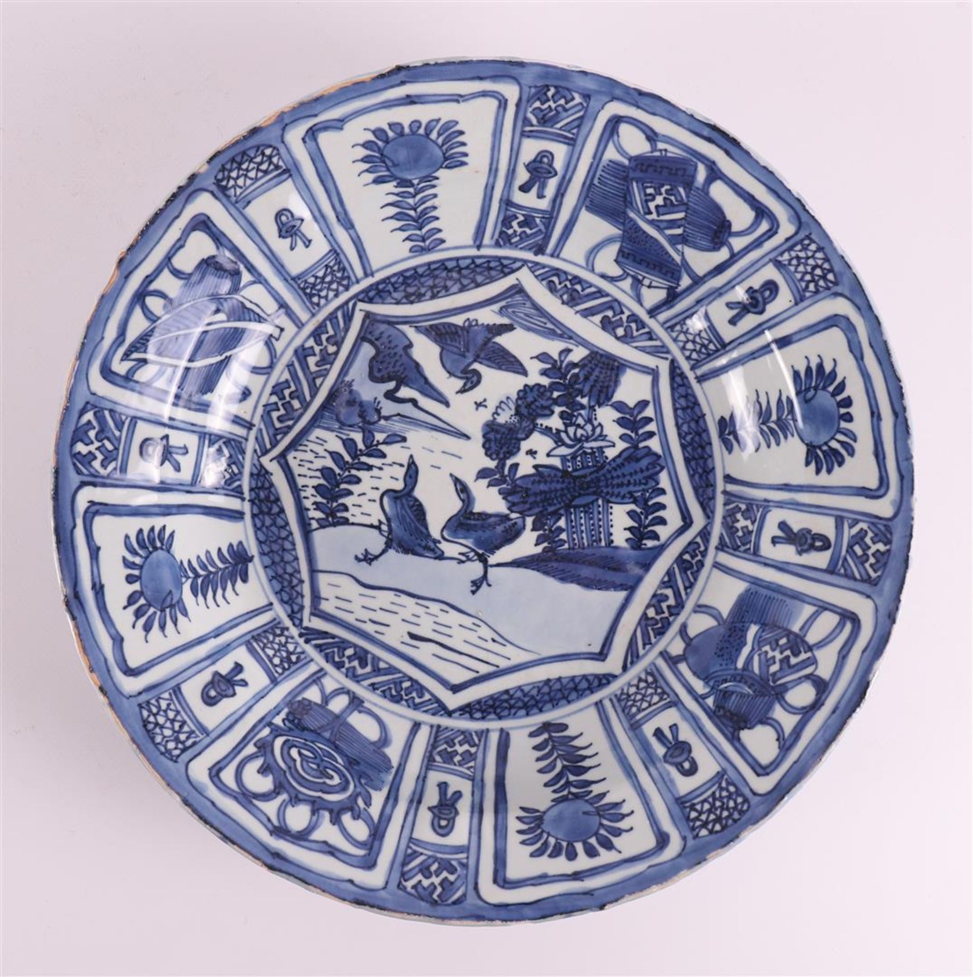 A blue/white porcelain 'kraak' dish, China, Wanli, around 1600. - Image 2 of 9