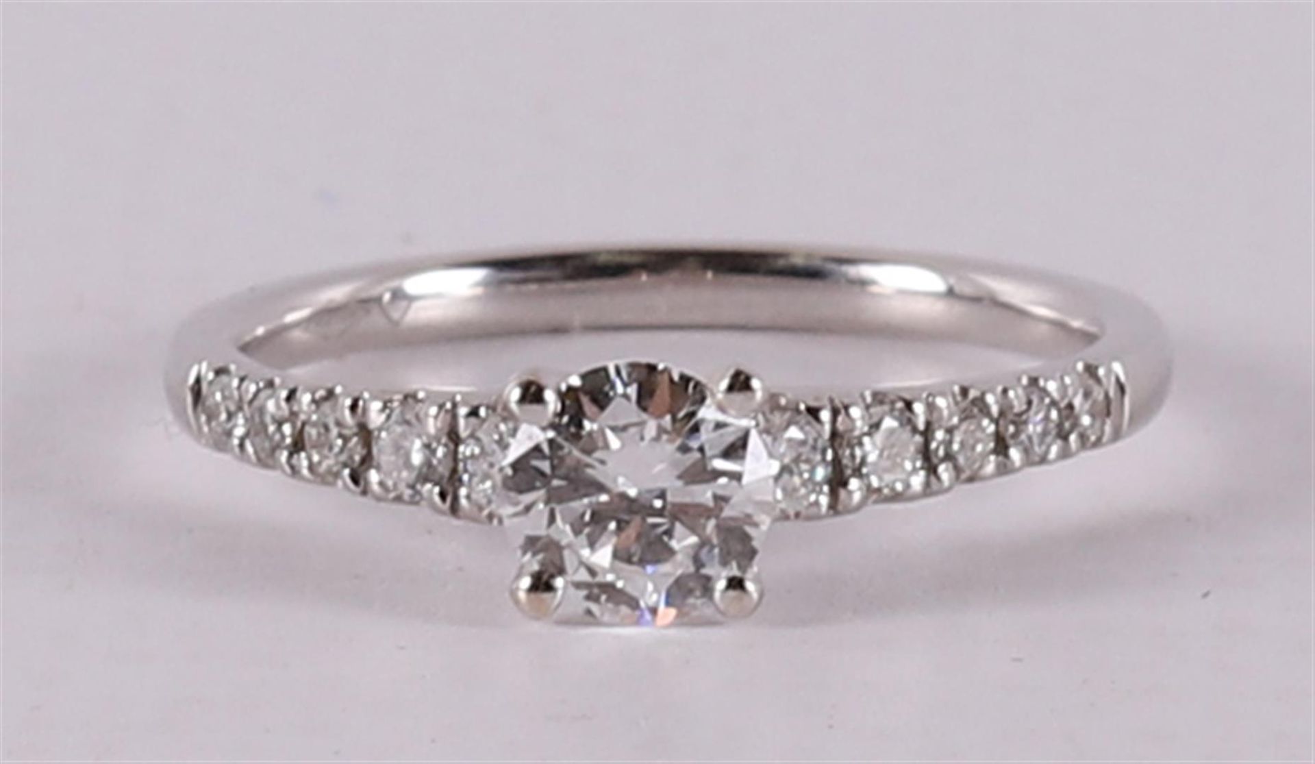 An 18 kt white gold women's ring, set with 0.45 crt brilliant cut diamond