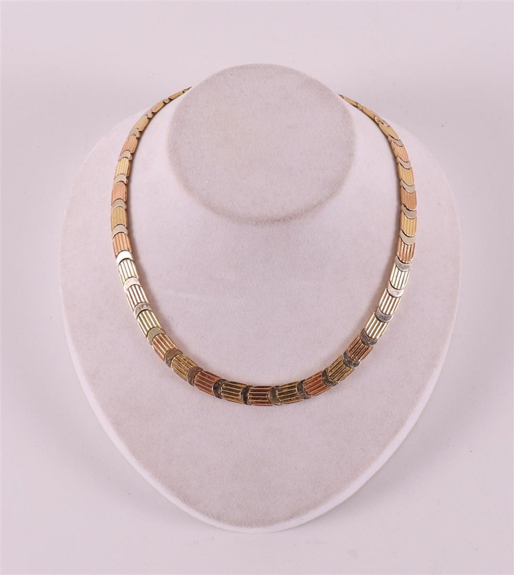 A fluted and matted tricolor vintage design necklace.