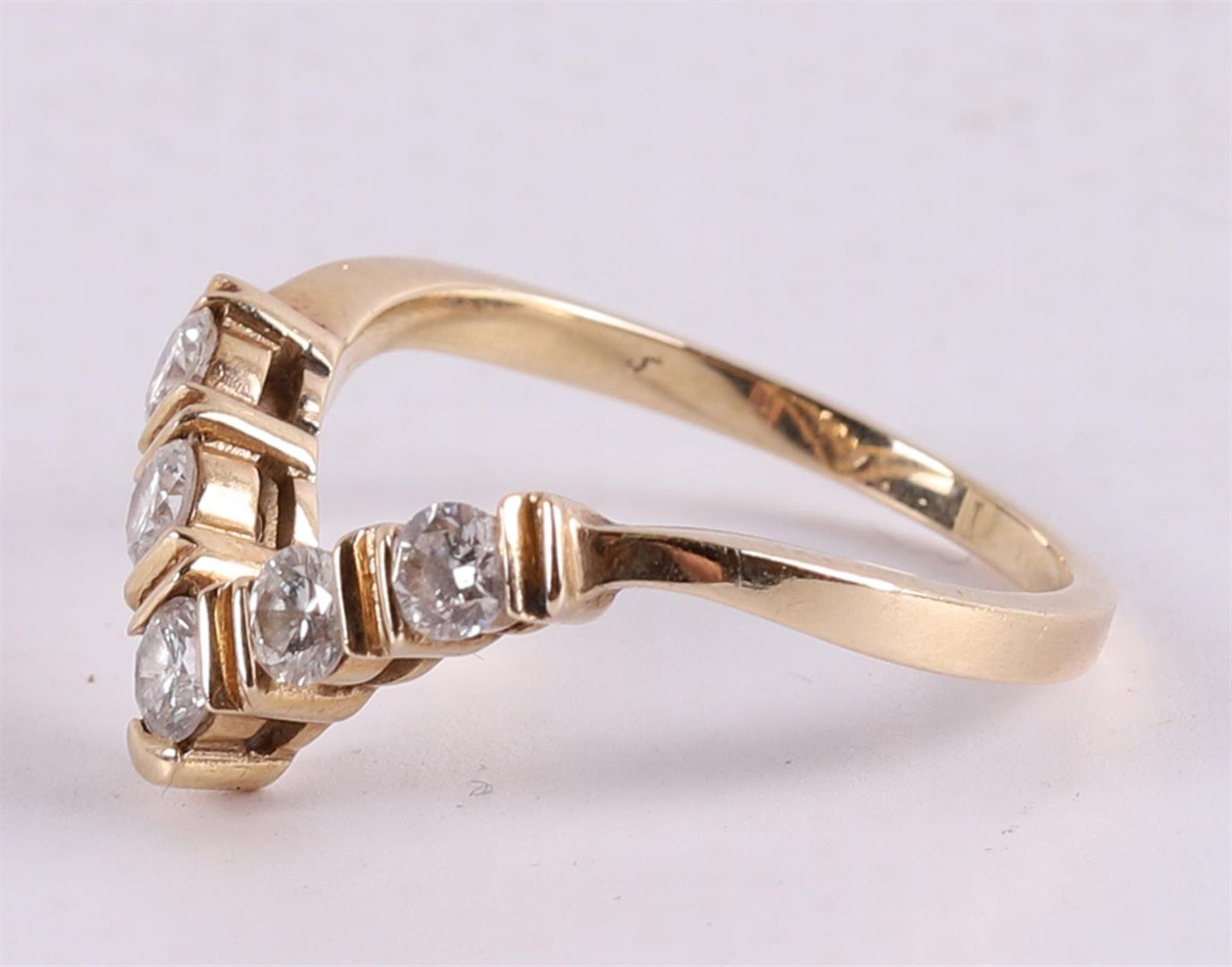 A 14 kt 585/1000 yellow gold vintage women's ring, set with five diamonds. - Image 2 of 2