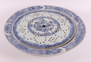 A blue/white porcelain dish with tripod, China, Qianlong, 2nd half of the 18th c