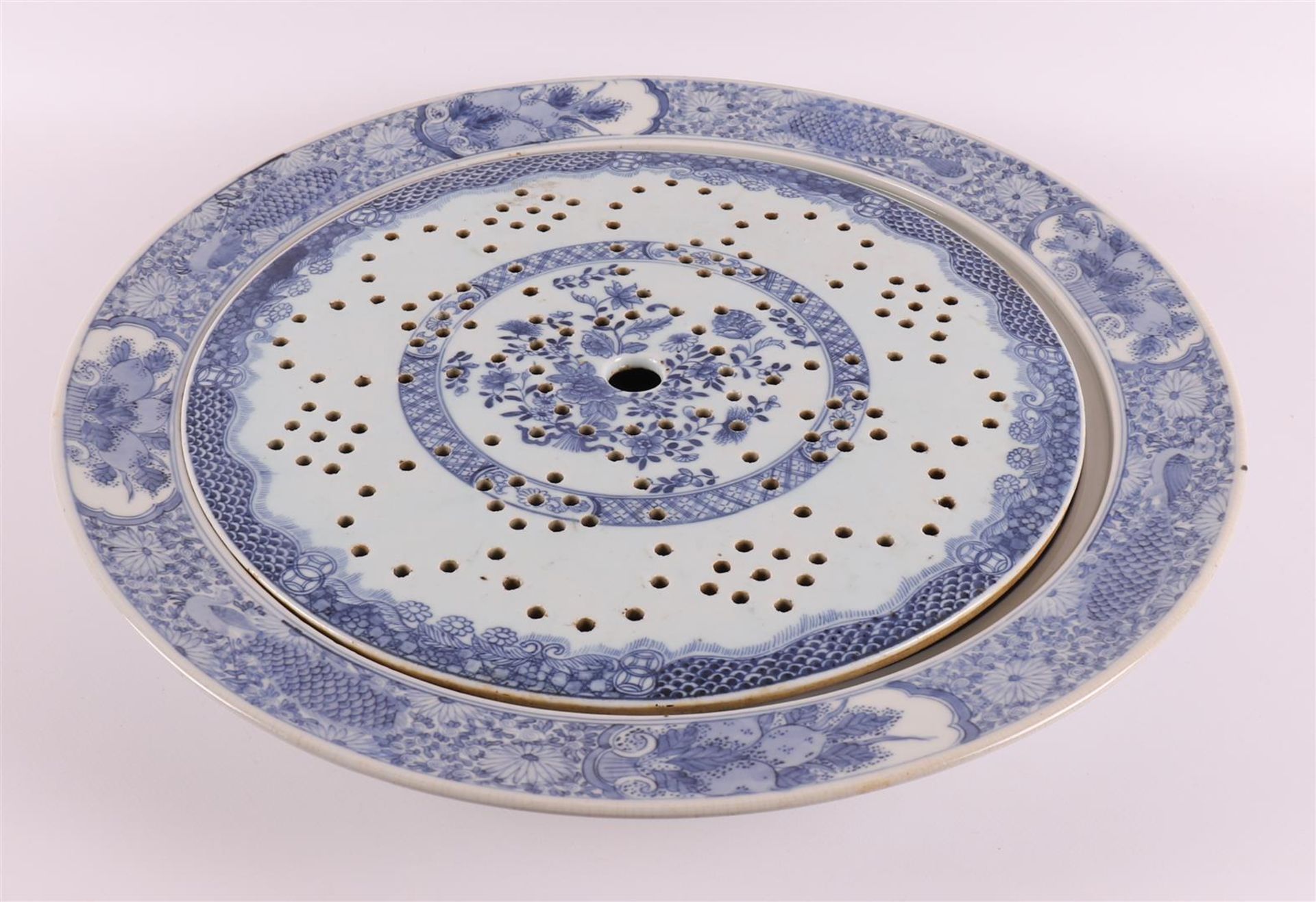 A blue/white porcelain dish with tripod, China, Qianlong, 2nd half of the 18th c
