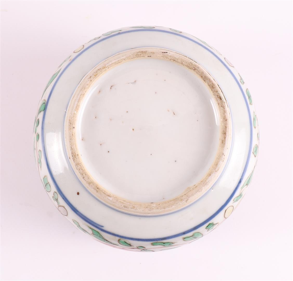 A porcelain famille verte lidded jar, China, Kangxi, around 1700. - Image 7 of 10