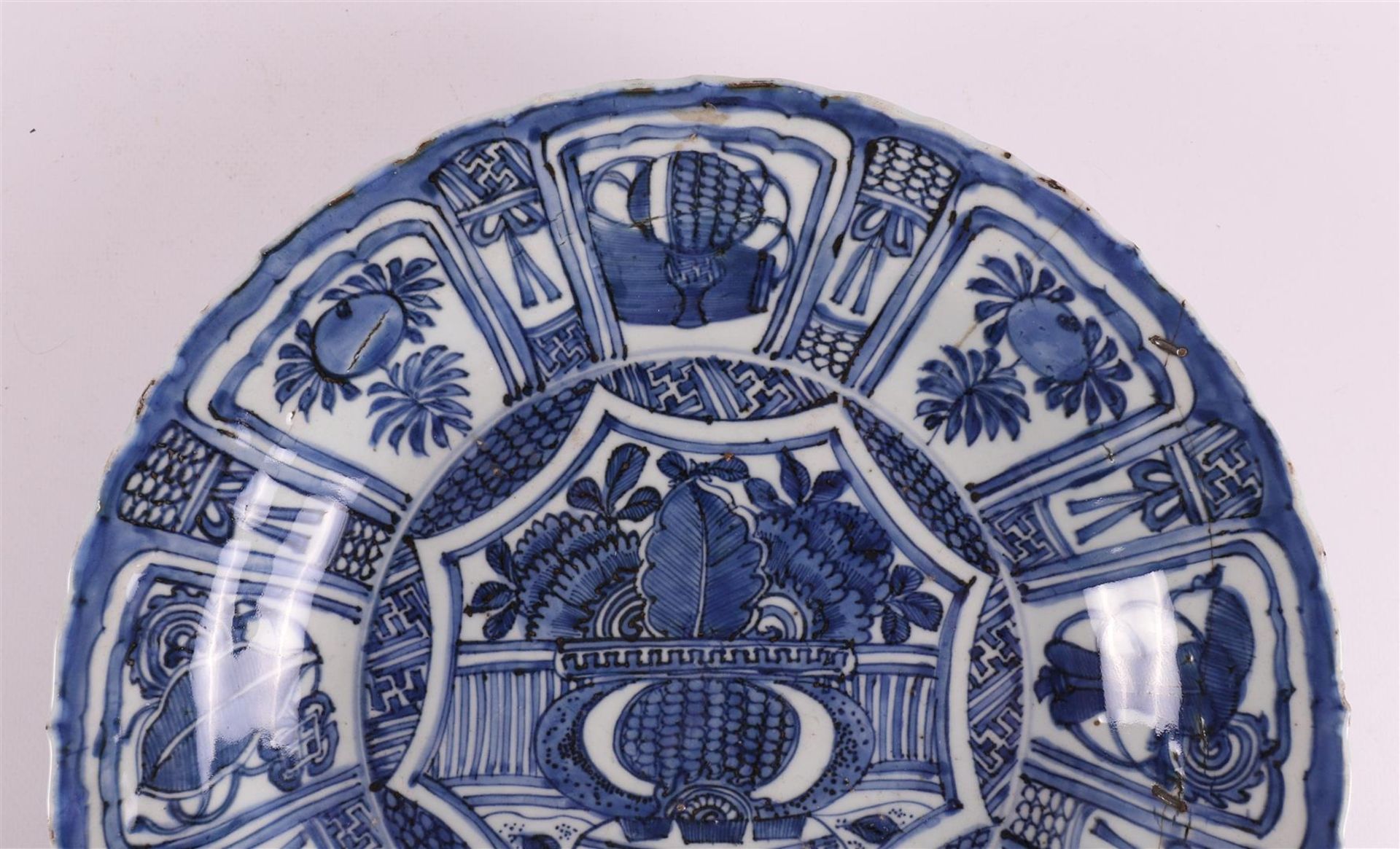 A blue/white porcelain 'kraak' dish, China, Wanli, around 1600. - Image 3 of 10