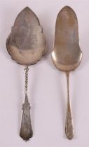 A second grade 835/1000 silver cake server, year letter 1907.