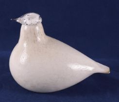 A white glass bird, design: Oiva Toikka, Finland.
