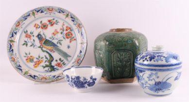 A lot of various pottery, including Makkum and Japan, 19th/20th century.