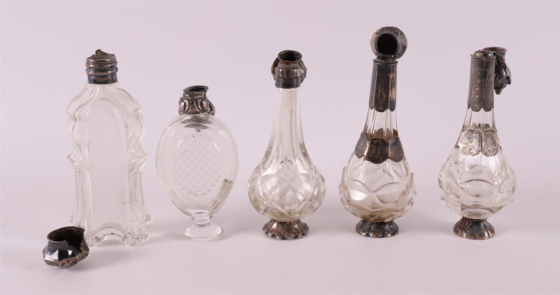 A lot of five various odeur bottles with silver frames, 19th century. - Image 2 of 2