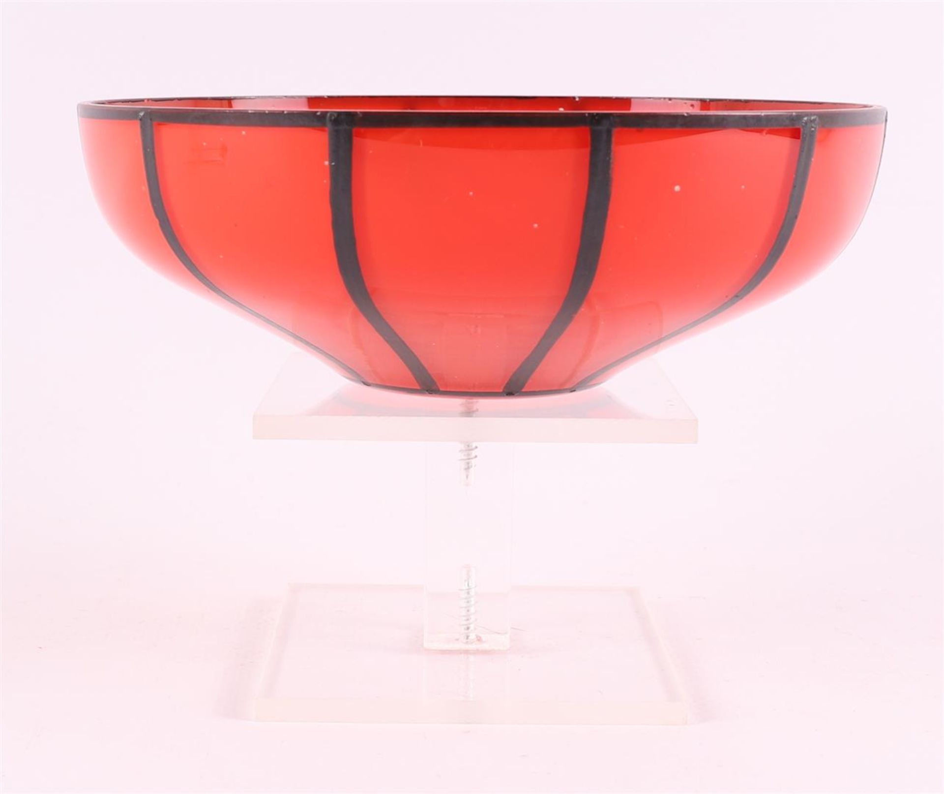 A red glass Viennese school 'Tango' bowl, Czechoslovakia, Loetz, ca. 1920 - Image 2 of 5