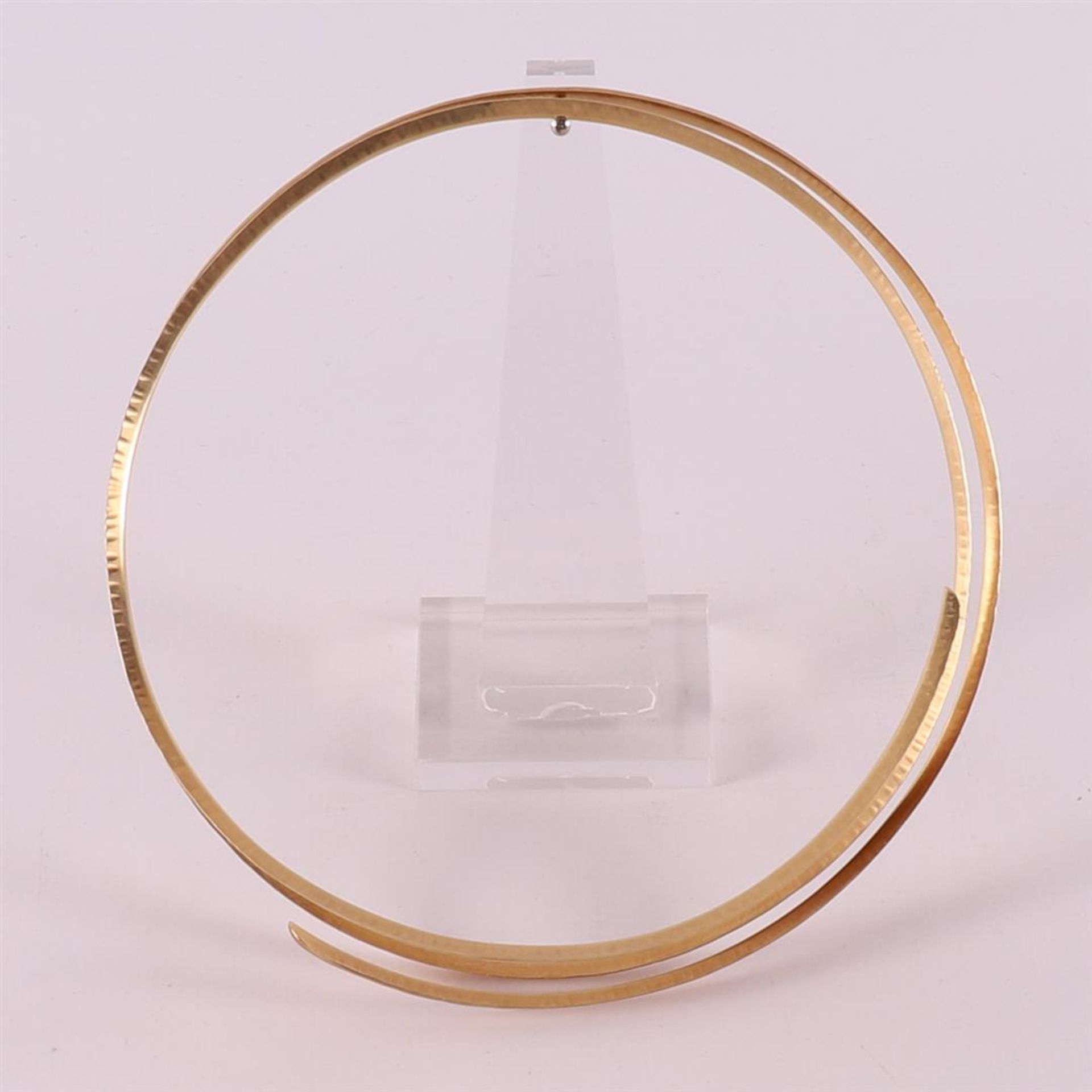 A round spiral matted 14 kt 585/1000 yellow gold choker.