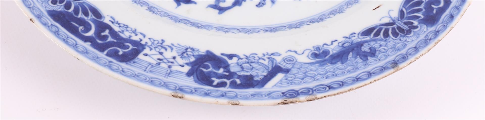 A blue/white porcelain double plate, China, Qianlong, 1st half 18th century. - Image 3 of 6