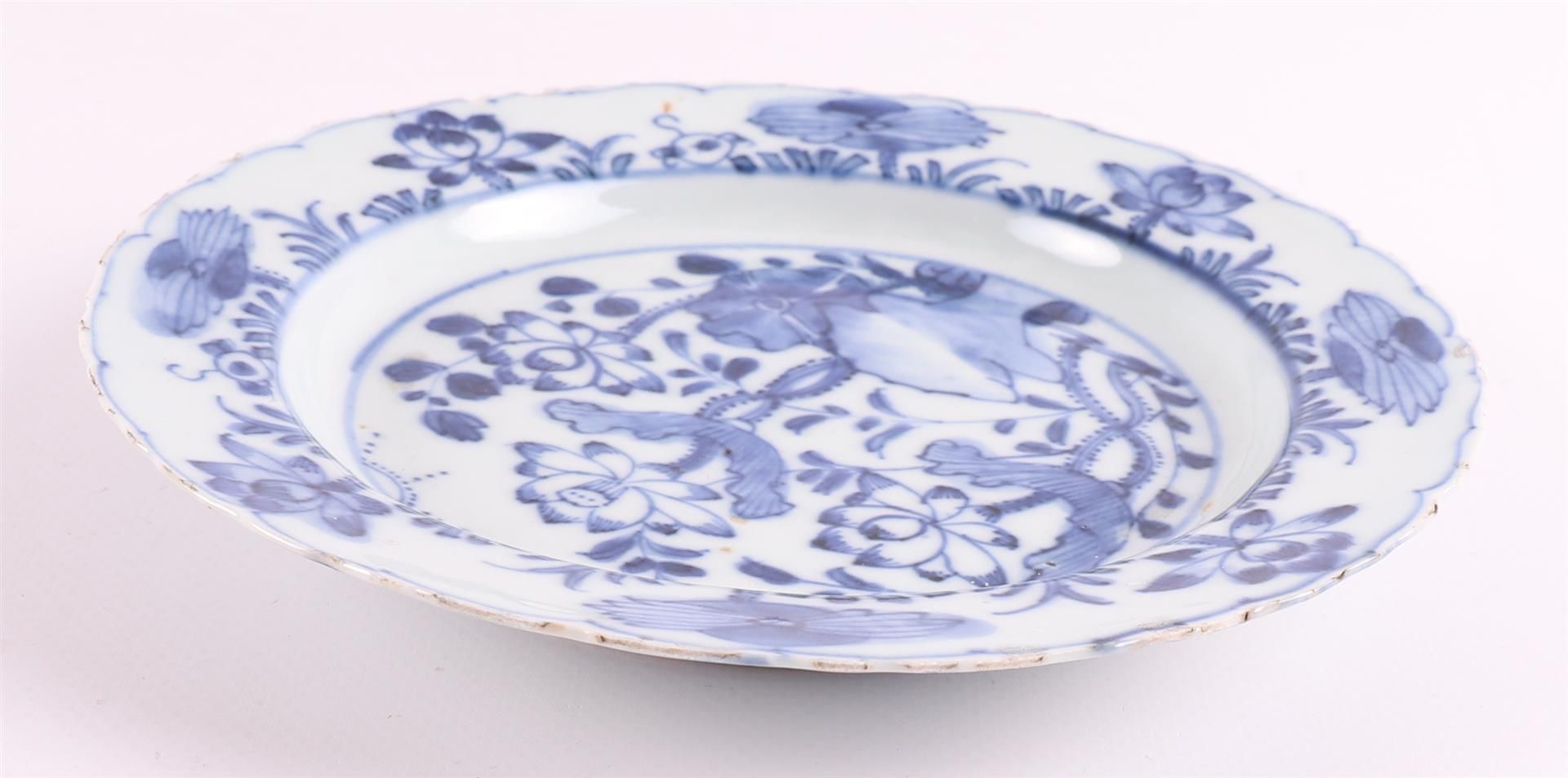 A blue/white porcelain contoured plate, China, 2nd half of the 17th century. - Image 3 of 7