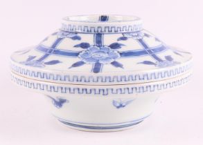 A blue/white porcelain lidded bowl, Japan, 19th century.