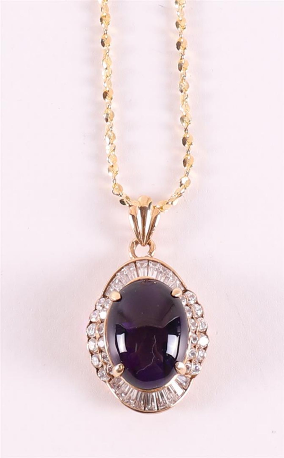 A 14 kt gold necklace and pendant with a cabochon cut amethyst. - Image 2 of 3