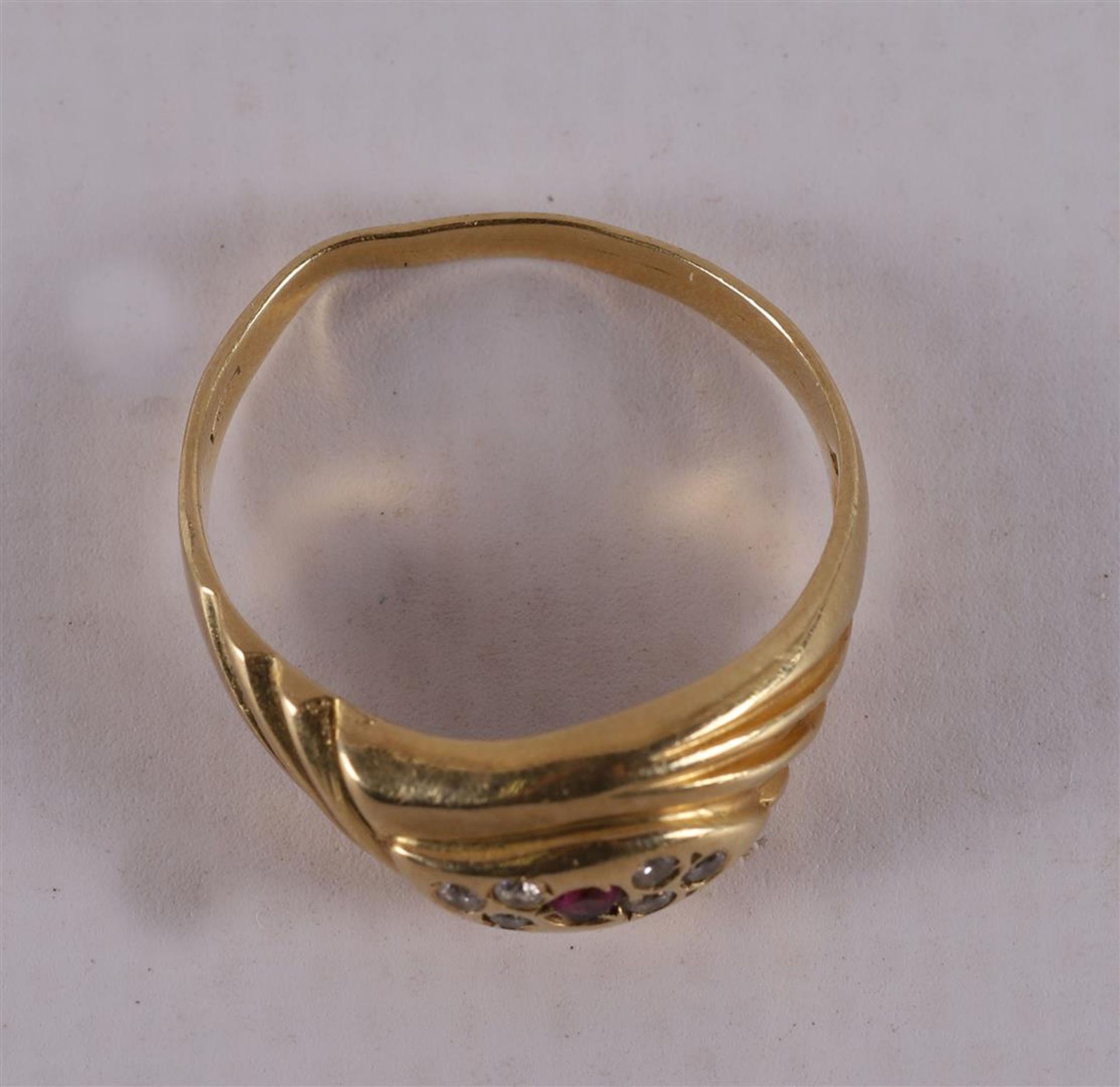 An 18 kt 750/1000 yellow gold women's ring, set with ruby and brilliants. - Image 3 of 3