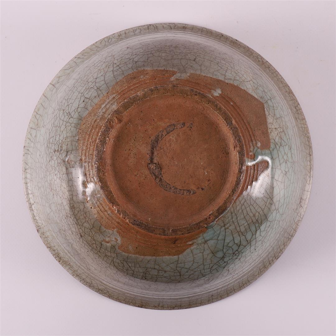 A celadon-glazed stoneware bowl, China, Song Dynasty (960-1279). - Image 7 of 7