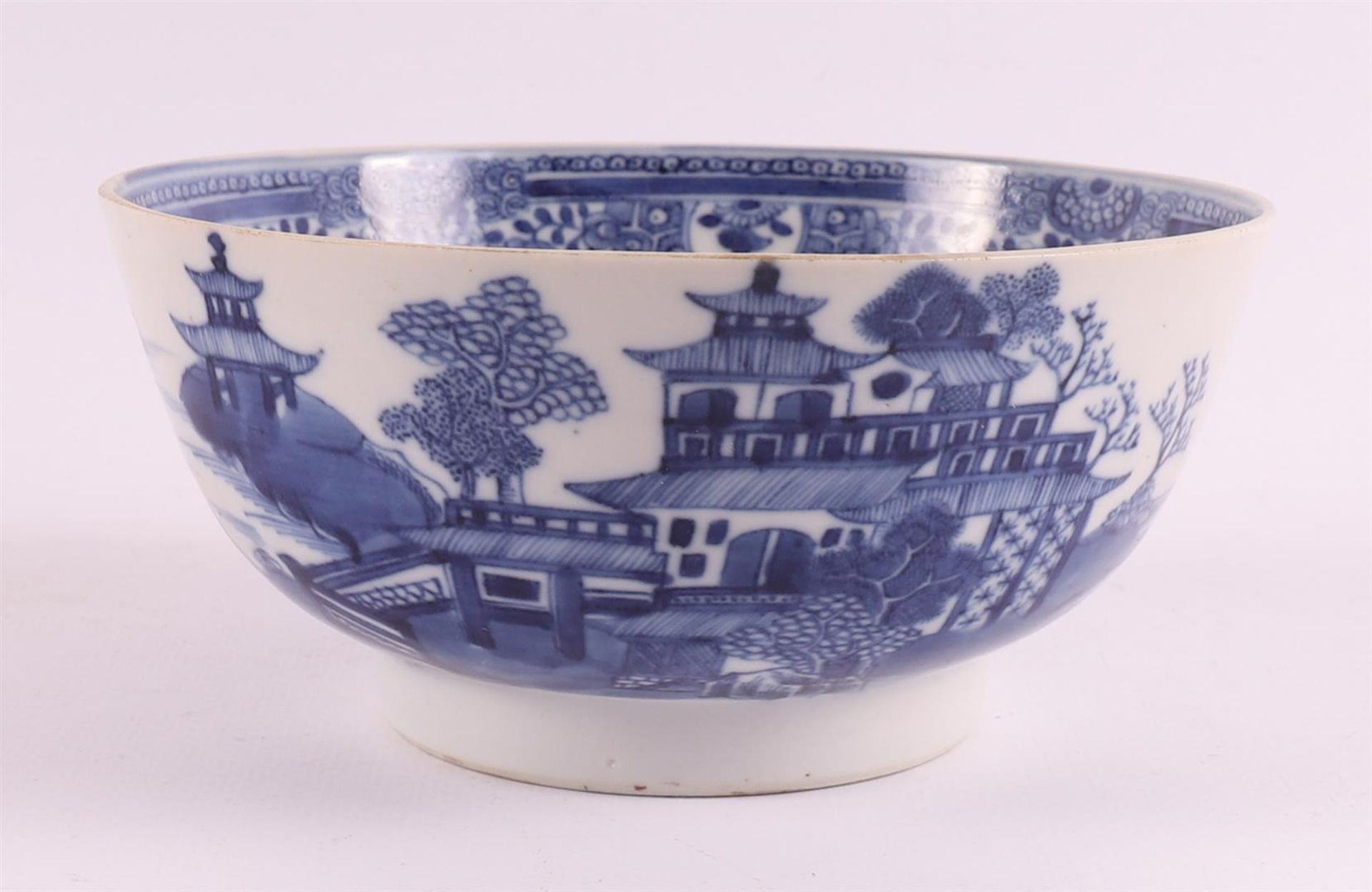A lot of various Chinese porcelain bowls, China, 18th century - Image 14 of 25