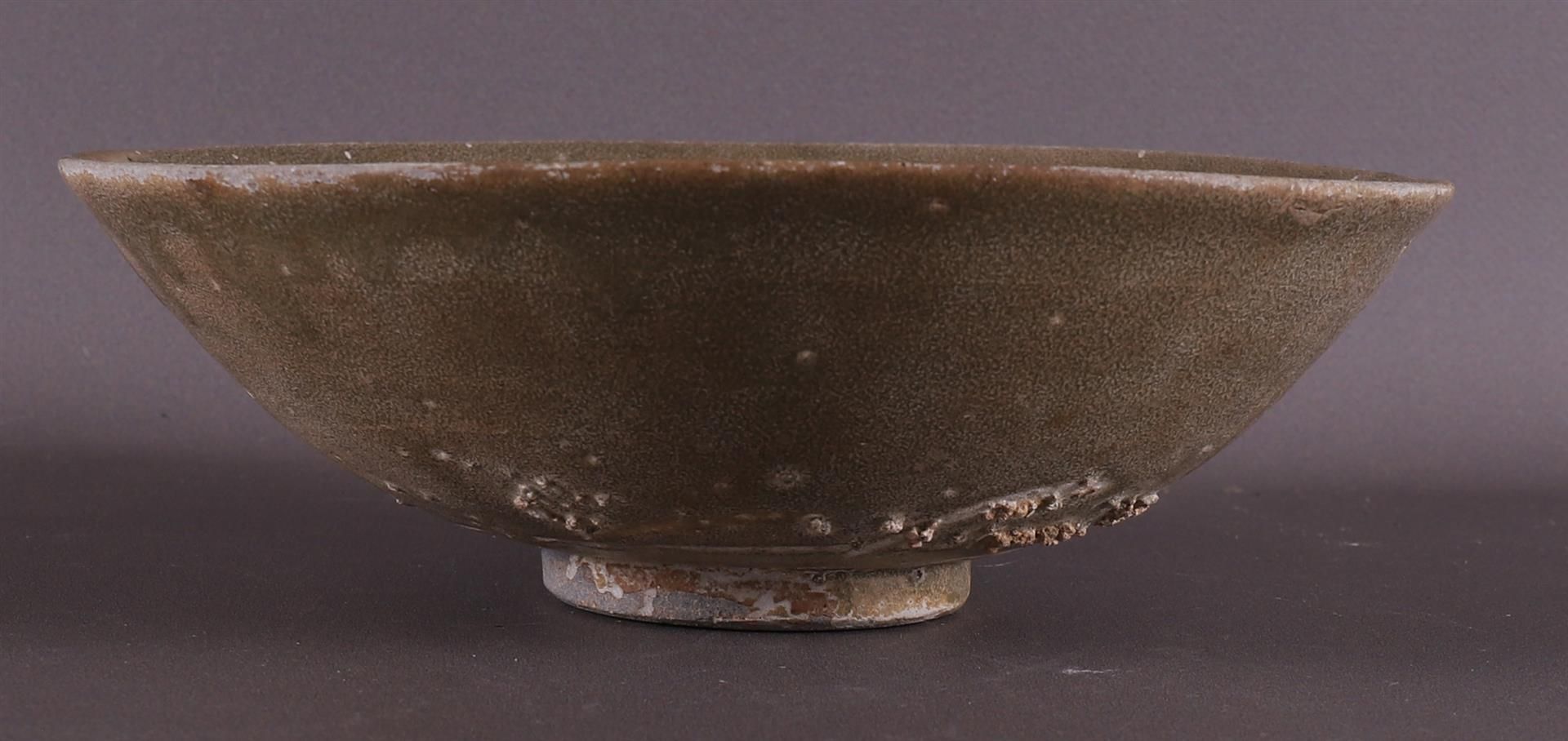 A green glazed stoneware bowl on stand ring, China, Song/Ming. - Image 5 of 8