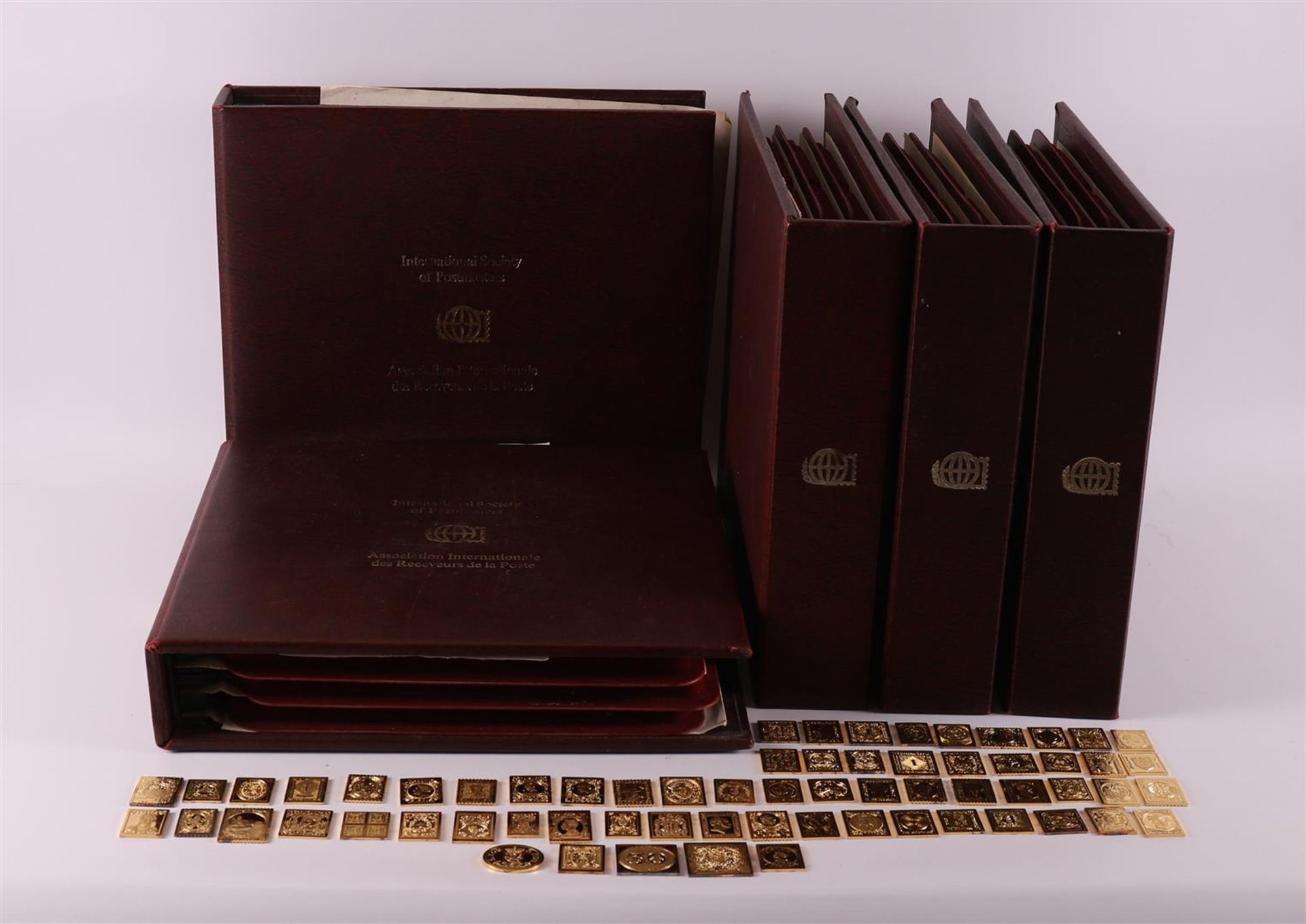 Franklin Mint. Five albums 'The World's First Stamps -guilded stamps in Sterling - Image 2 of 4