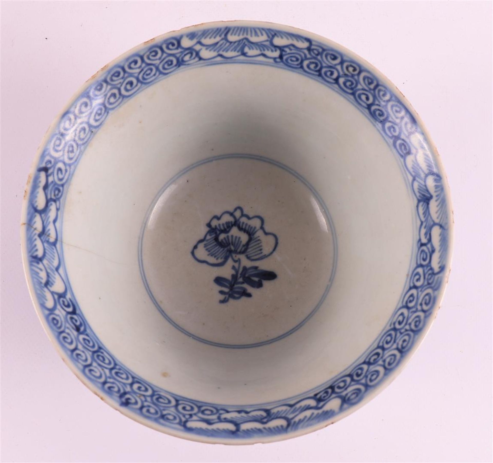 A blue/white porcelain bowl on stand ring, China, Kangxi style, 19th century. - Bild 8 aus 12
