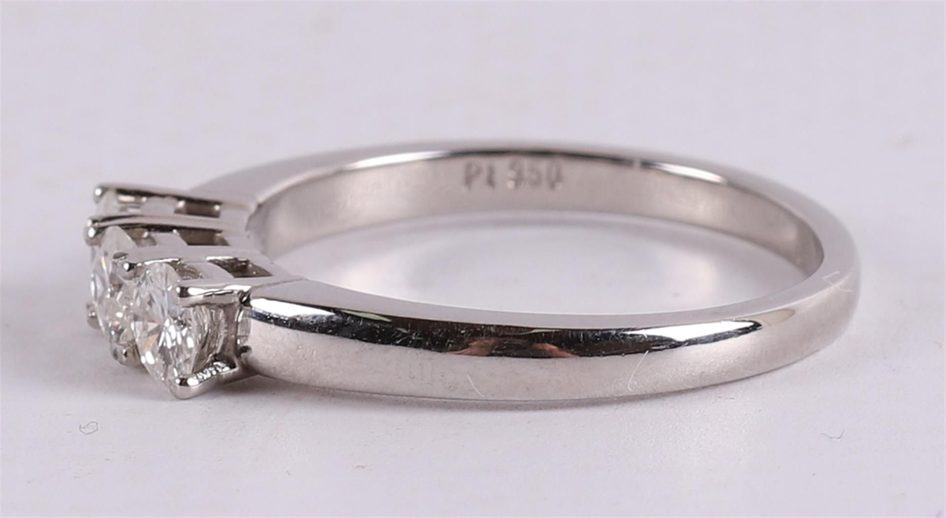 A platinum 950/1000 row ring set with three diamonds of approximately 0.2 crt ea - Bild 2 aus 2