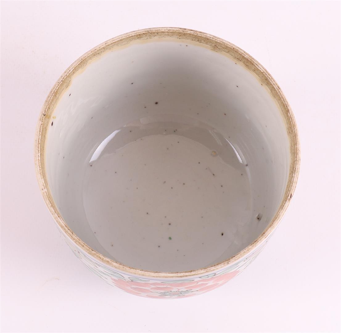 A porcelain famille verte lidded jar, China, Kangxi, around 1700. - Image 6 of 10