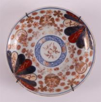 A porcelain Japanese Imari plate, Edo, around 1700.