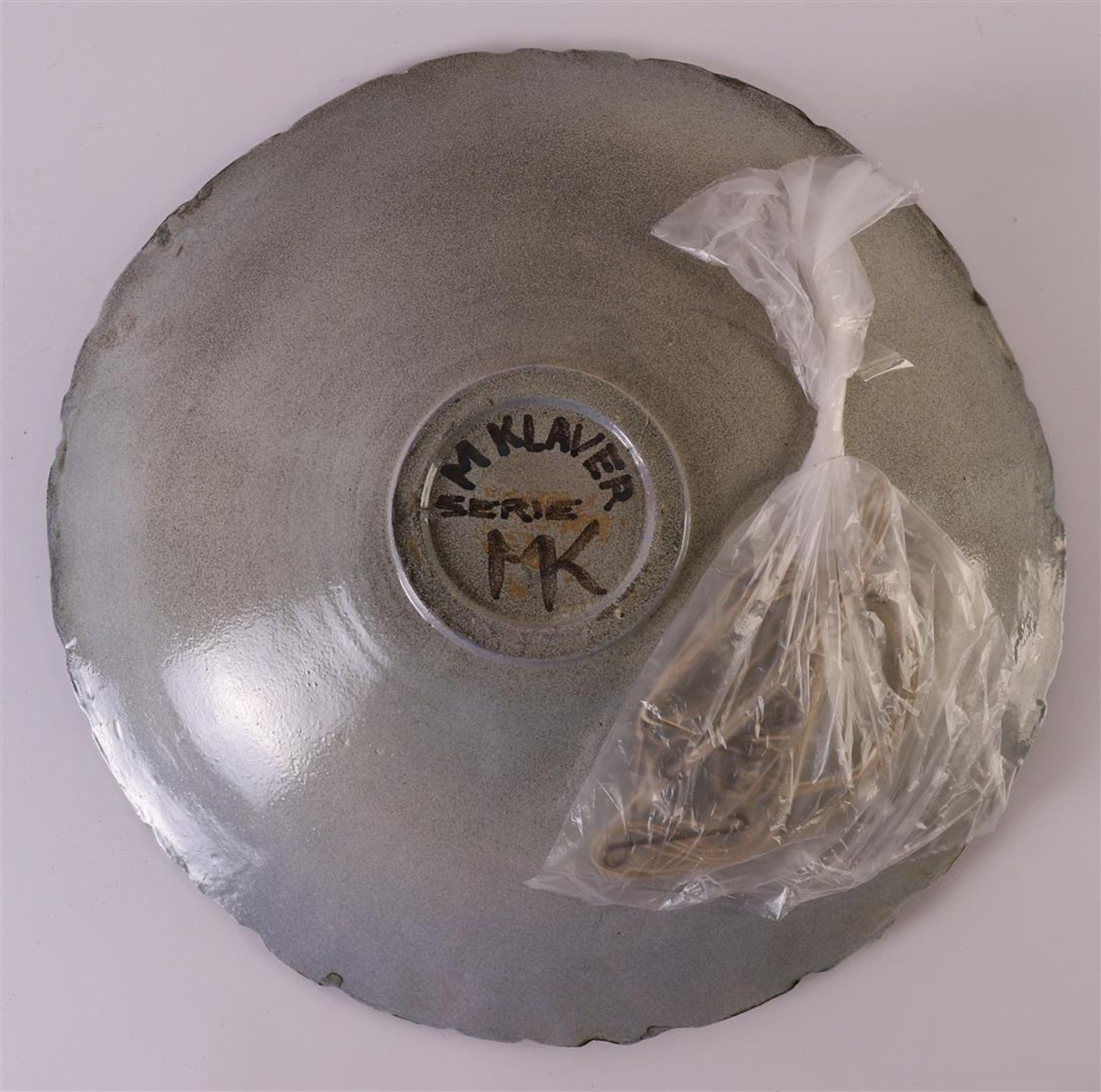 A polychrome ceramic bowl signed on the back: M. Klaver - Bild 2 aus 3
