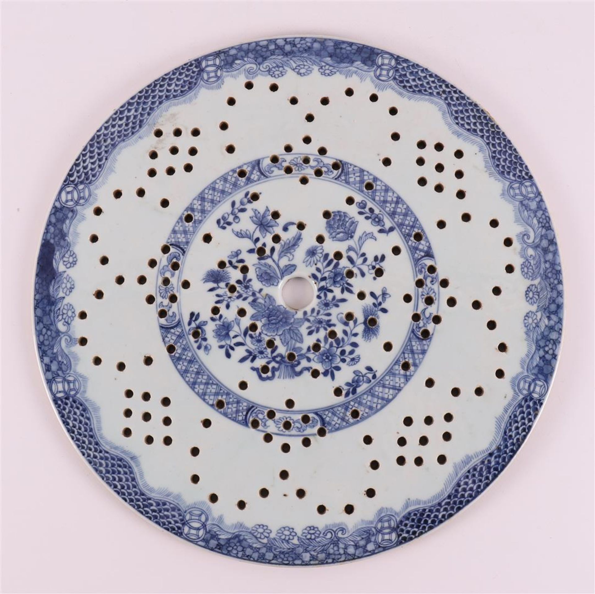A blue/white porcelain dish with tripod, China, Qianlong, 2nd half of the 18th c - Image 7 of 8