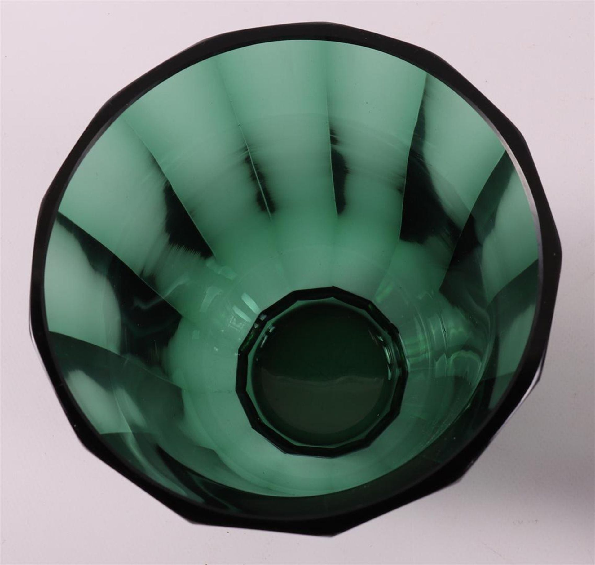 A green glass faceted Art Deco vase, executed by Moser Czechoslovakia - Image 4 of 5