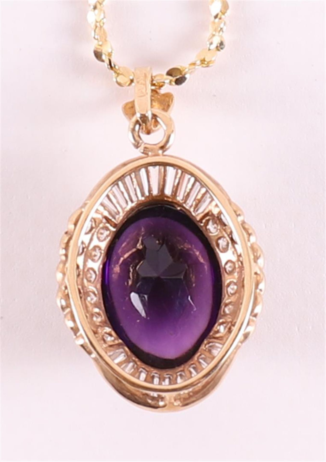 A 14 kt gold necklace and pendant with a cabochon cut amethyst. - Image 3 of 3