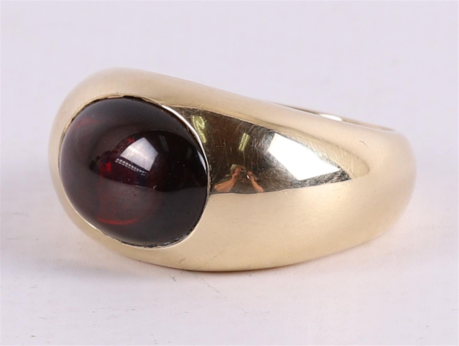 A 14 kt 585/1000 yellow gold ring, set with a cabochon cut red colored stone - Image 2 of 2