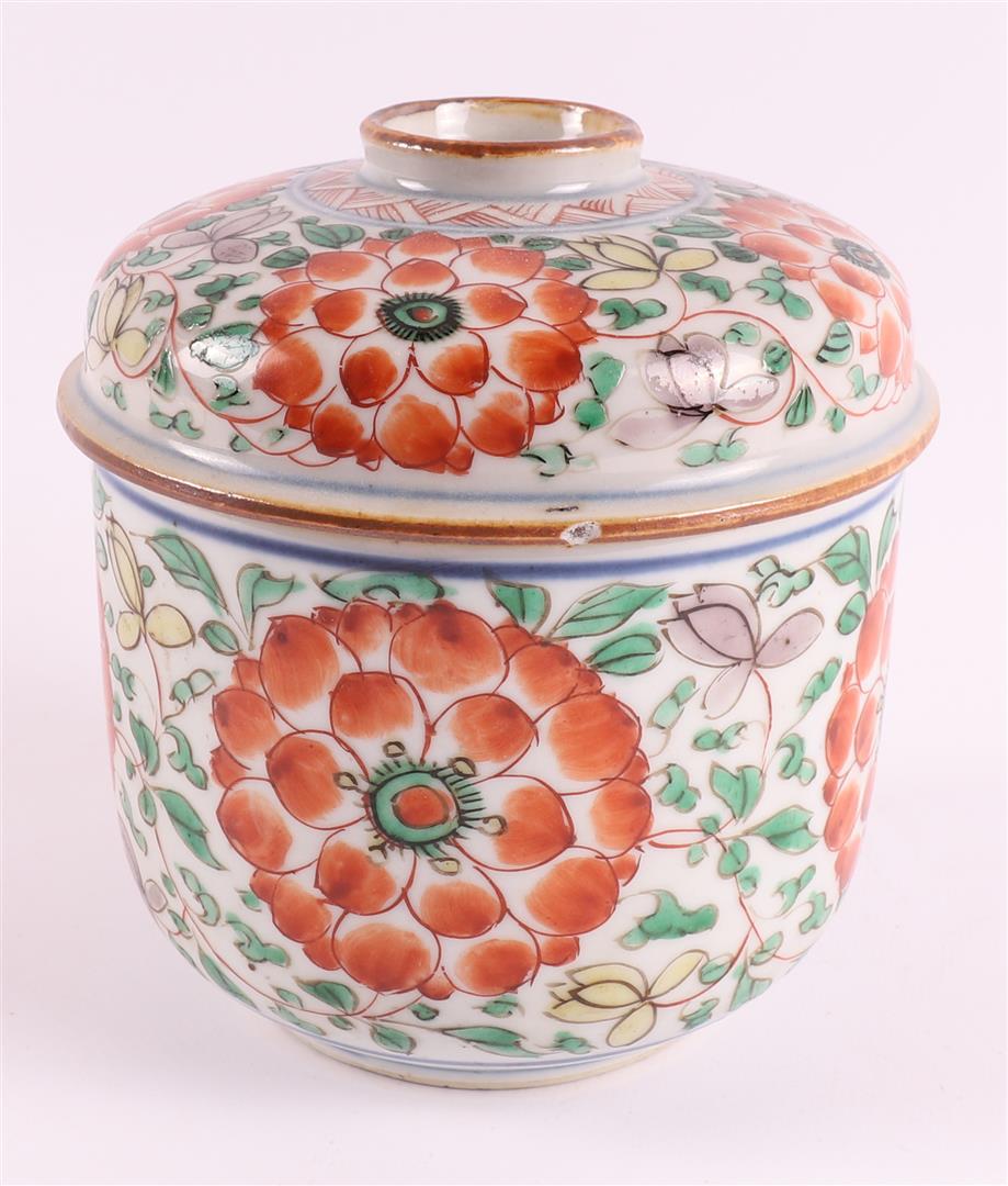 A porcelain famille verte lidded jar, China, Kangxi, around 1700. - Image 3 of 10