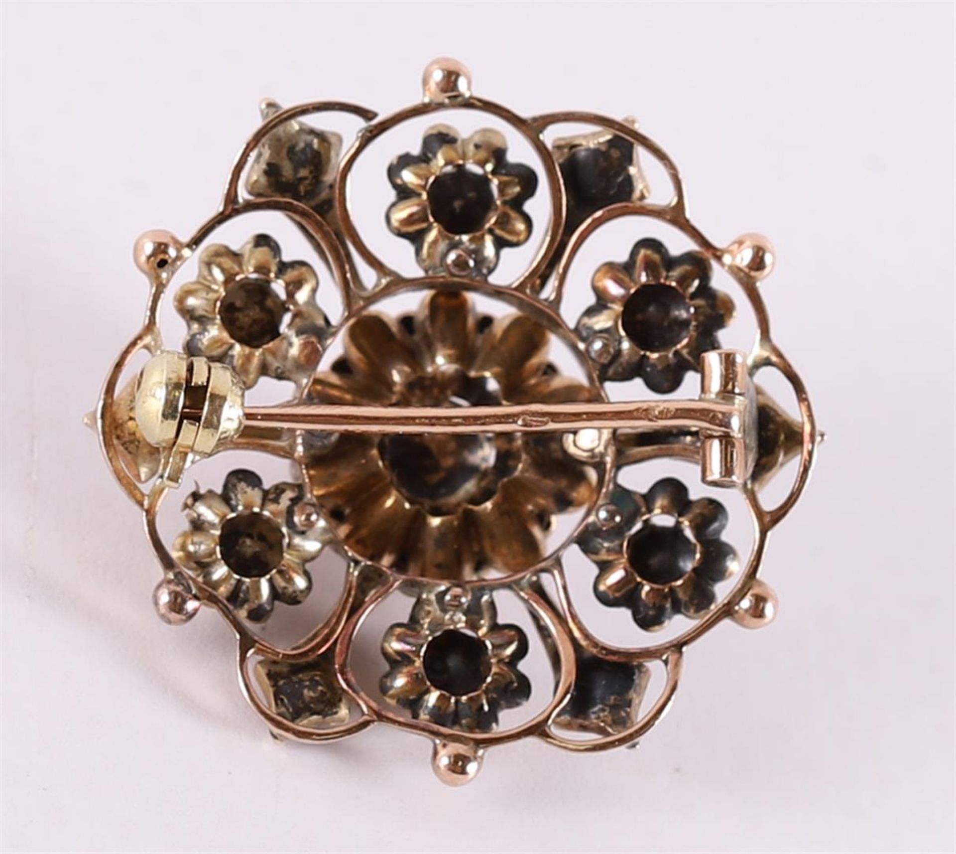 A 14 carat gold brooch with 13 rose cut diamonds, 19th century. - Image 2 of 2