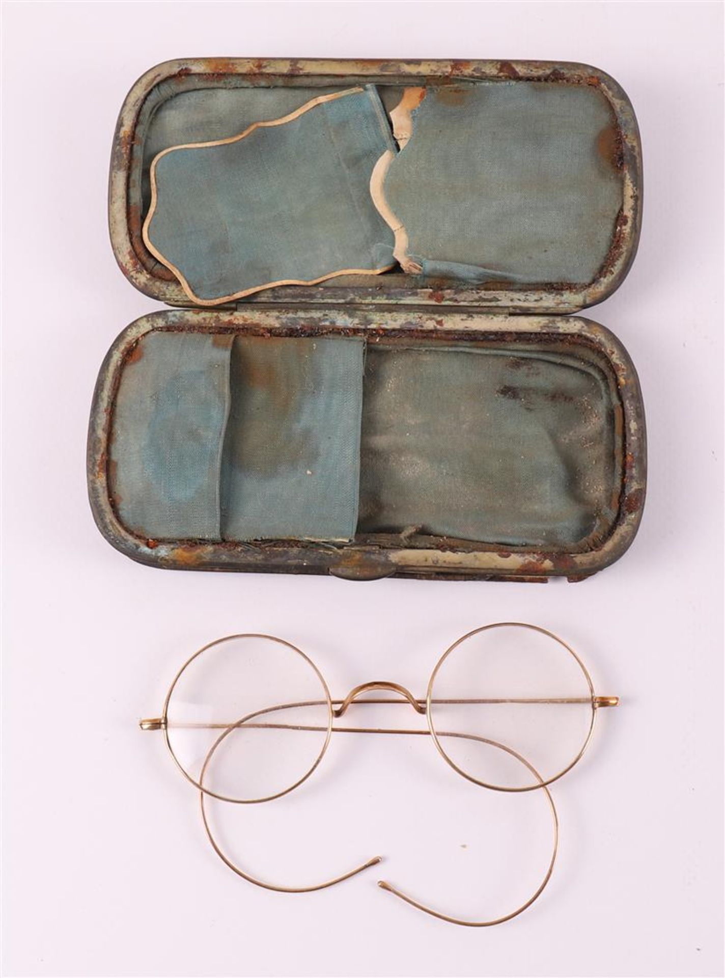 A tortoiseshell glasses case and cigar case, around 1900. - Image 3 of 3